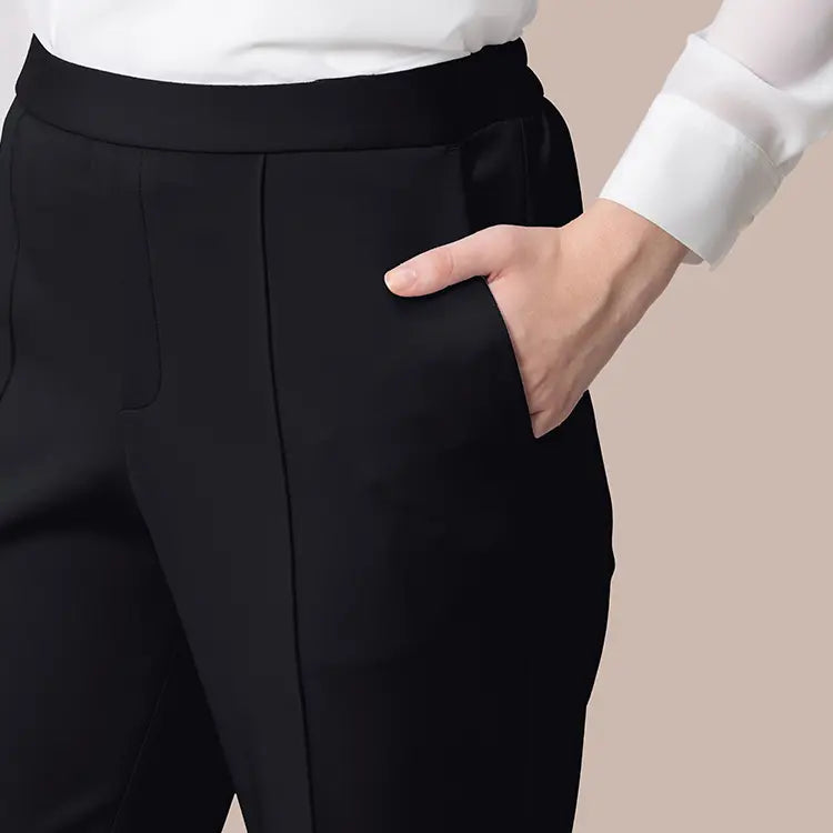 斜めラインで両脇スッキリ、縦長見え！機能的ポケット