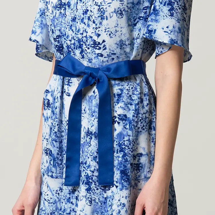 いろいろな表情が楽しめる取り外し可能なウエストリボン