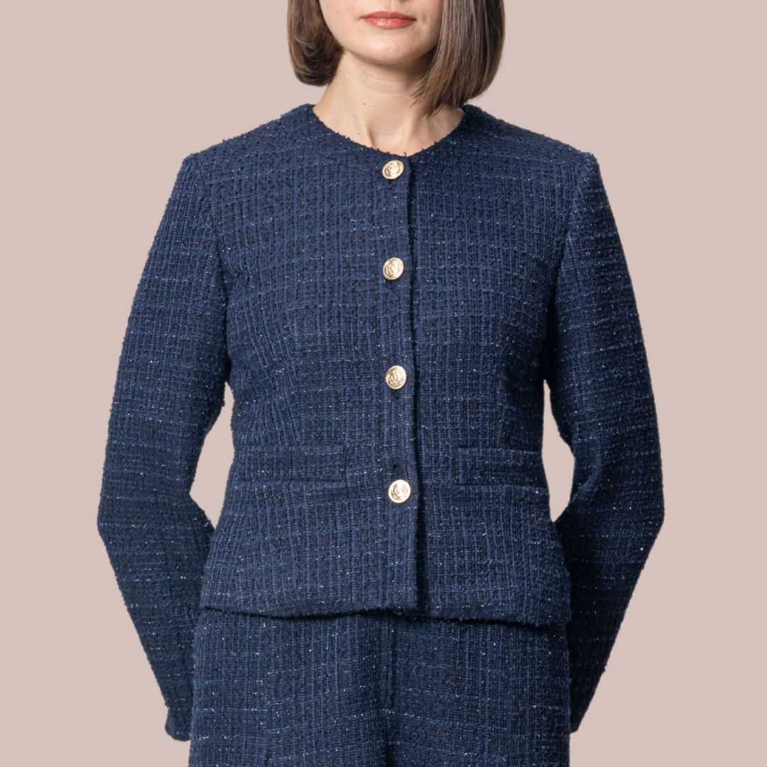 首まわりすっきり、小顔見えするノーカラーデザイン