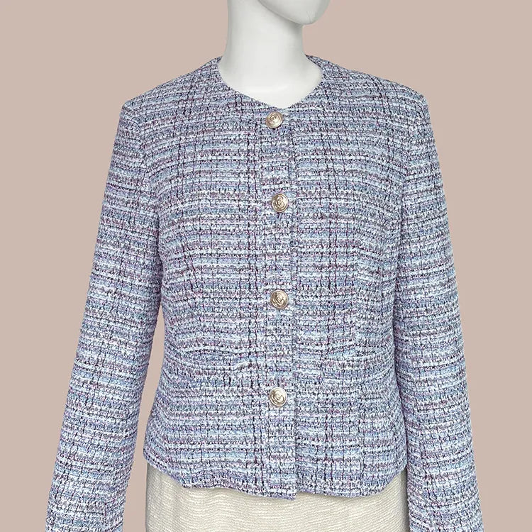 首まわりすっきり、小顔見えするノーカラーデザイン