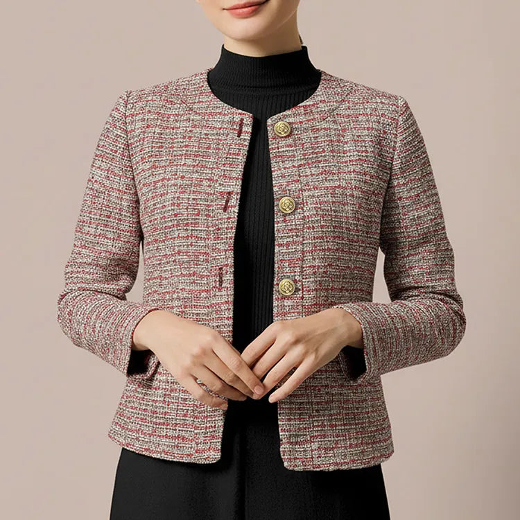 首まわりすっきり、小顔見えするノーカラーデザイン