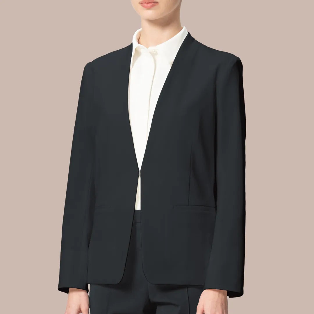 衿から続くカーブラインで自然に細見え