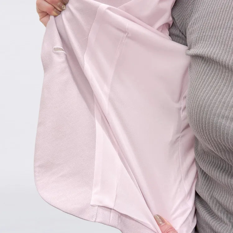 From lining to thread, every element features stretch materials, ensuring effortless movement and exceptional comfort. A sophisticated piece designed to free you from shoulder tension.