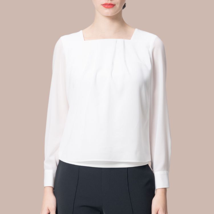 一枚で着映えする万能トップス 