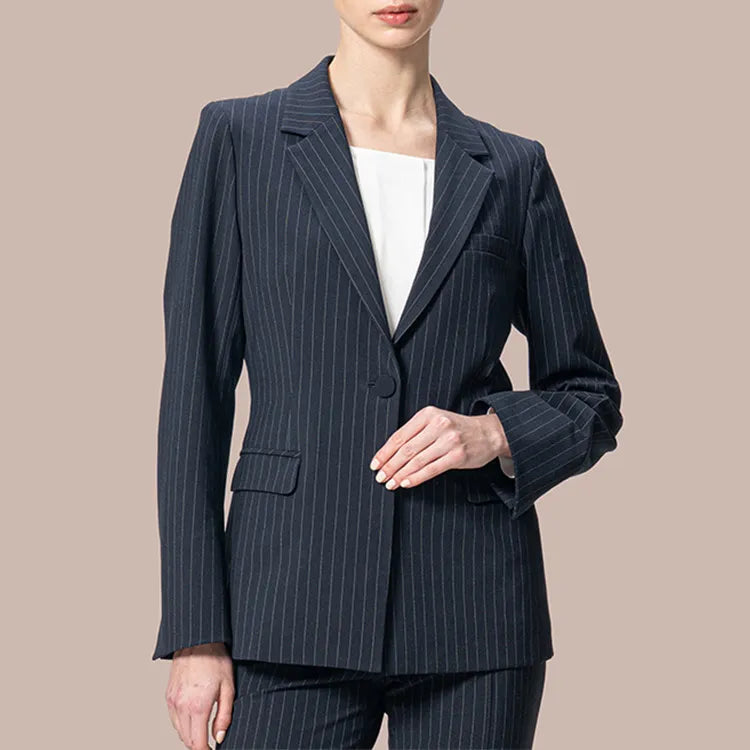 「左右対象の技巧」で信頼を誘う正統派ピンストライプを一段上に