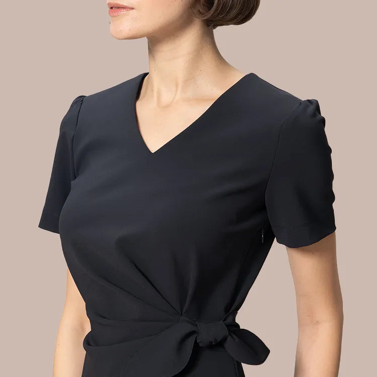 顔まわりスッキリ、知的なVネック