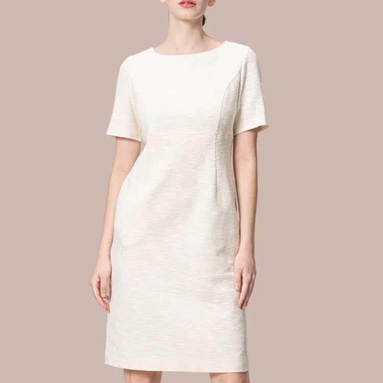 縦ラインが引き立つIラインシルエット