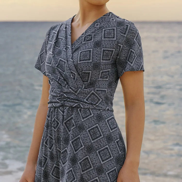 女性らしさを引き立てる、優雅なカシュクール