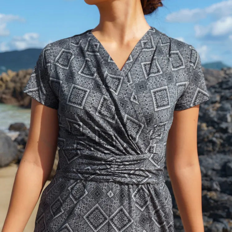 女性らしさを引き立てる、優雅なカシュクール