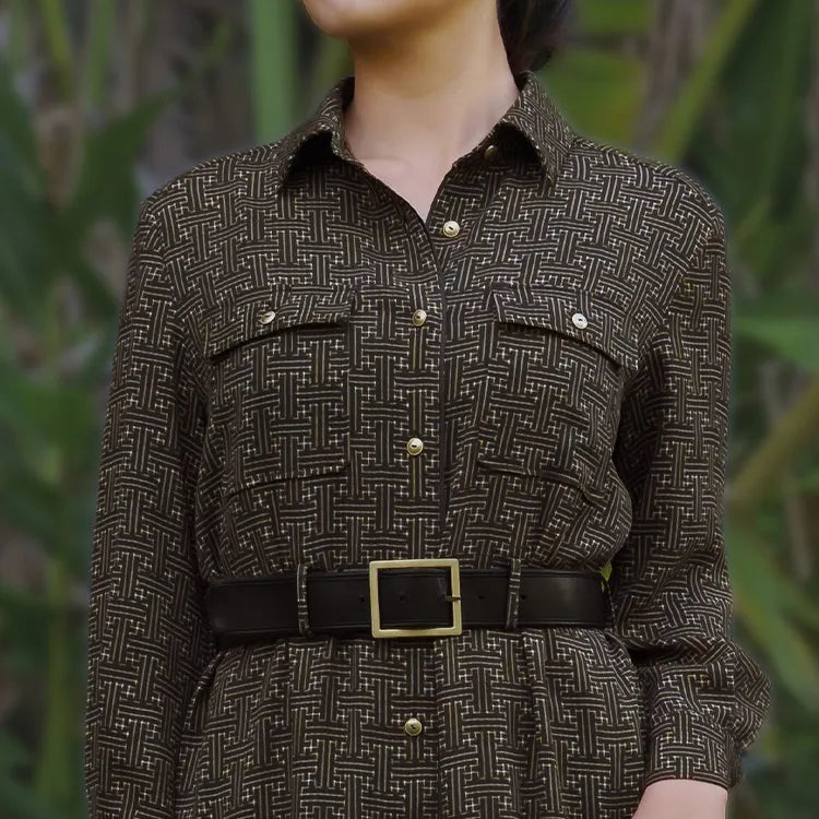 ゴールドボタンとブラックトリミングが放つ、知的な存在感