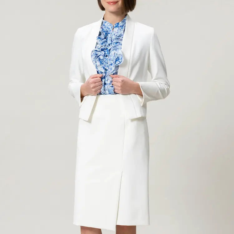 同素材のジャケットとスーツスタイルに