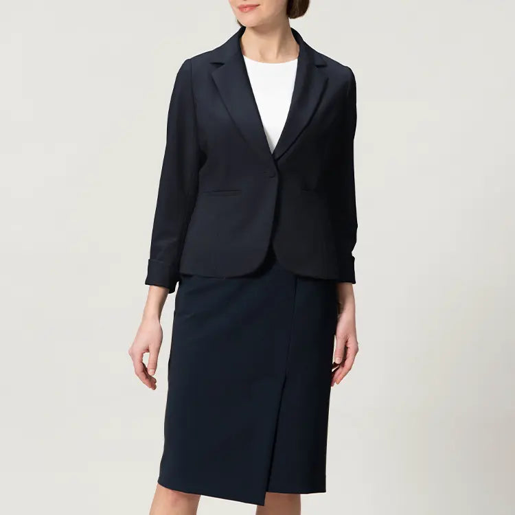 同素材のジャケットとスーツスタイルに