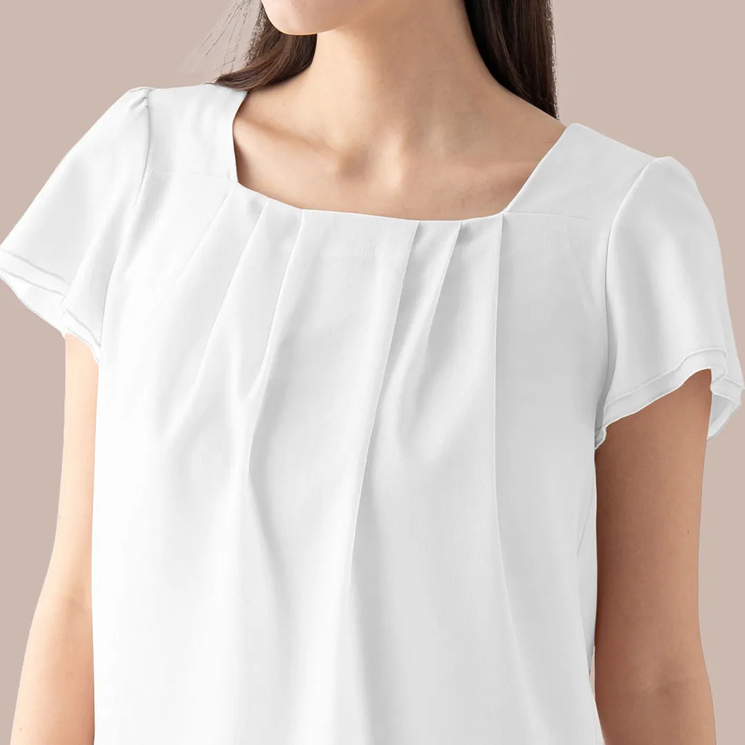 スクエアネックで小顔＆きちんと感