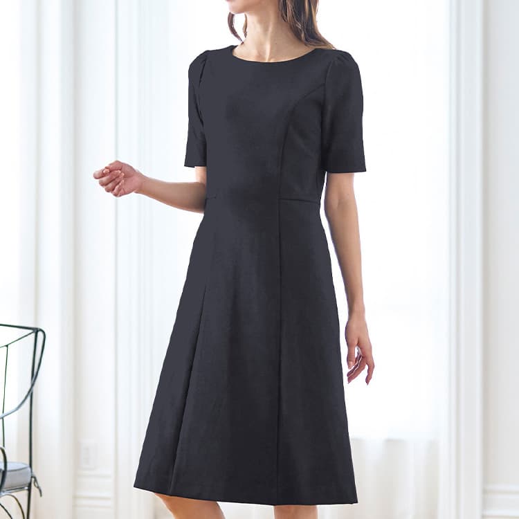 優しく上品な印象に魅せるひざ下丈Aライン