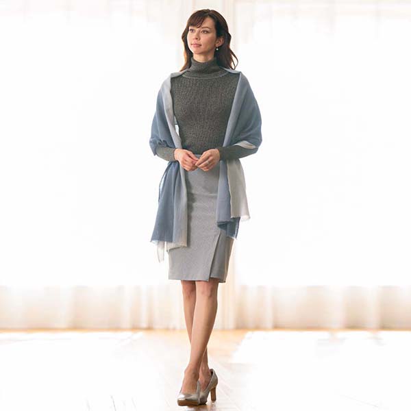 ストールを羽織って<br>華やかさと暖かさを両立